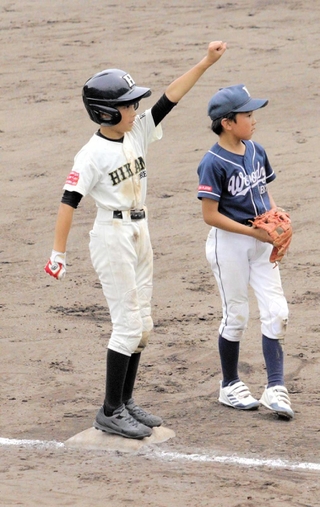 ５回、三塁まで進んでガッツポーズする八尾龍冴主将＝ブルーベリースタジアム丹波