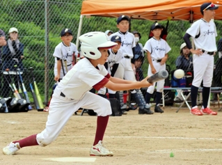 バントで着実に攻める味間少年野球団の選手＝春日総合運動公園多目的グラウンド