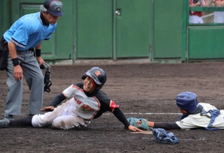 最終回、長打を放ち、ホームへ飛び込んだベースボールキッズ丹波の大垣勝吾選手＝丹波市春日町下三井庄、ブルーベリースタジアム丹波（撮影・伊藤颯真）
