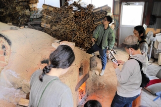 登り窯の火入れ作業も見学した＝丹波篠山市今田町上立杭