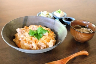 「丹波の恵み」をコンセプトにした親子丼（旭や提供）