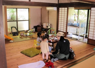 店内の託児兼キッズスペース。子どもいすやおもちゃはすべて譲り受けたもの＝丹波篠山市西谷