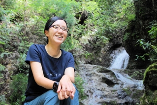 登山ガイドの中辻郁美さん。「マイホーム滝」という白龍の滝を背に＝丹波市春日町多利