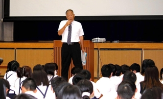 児童を前に講演する長沢宏行さん＝味間小学校体育館
