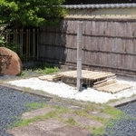 豪雨被害をまぬがれた井戸「椿寿天湶（ちんじゅてんせん）」。仕込み水が湧き出ており、神聖な場所とされている＝丹波市市島町中竹田、西山酒造場