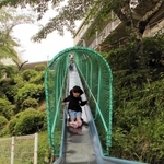 運動場への移動でジャンボすべり台を使う児童＝西紀北小学校