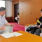 丹波市の林時彦市長にインタビューする柏原中学校２年の西山瑠人さん＝丹波市役所