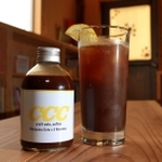香り豊かなクラフトコーラと後味すっきりのエスプレッソが組み合わさった、「クラフトコーラ・コーヒー」＝丹波市氷上町絹山