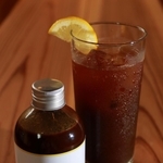 香り豊かなクラフトコーラと後味すっきりのエスプレッソが組み合わさった、「クラフトコーラ・コーヒー」＝丹波市氷上町絹山