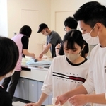 子どもの入浴のさせ方を学ぶ夫婦＝丹波市氷上町石生