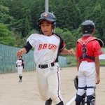 生還するベースボールキッズ丹波の選手＝丹波市春日町下三井庄、春日総合運動公園