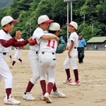 勝利し、抱き合って喜ぶ味間少年野球団ナイン＝丹波市春日町下三井庄、春日総合運動公園
