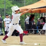本塁打を放つ味間の小前主将＝丹波市春日町下三井庄、春日総合運動公園