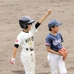５回、三塁まで進んでガッツポーズする八尾龍冴主将＝ブルーベリースタジアム丹波
