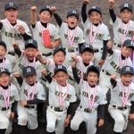 優勝を決め、喜ぶ氷上ドリームスの選手たち＝ブルーベリースタジアム丹波