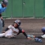 最終回、長打を放ち、ホームへ飛び込んだベースボールキッズ丹波の大垣勝吾選手＝丹波市春日町下三井庄、ブルーベリースタジアム丹波（撮影・伊藤颯真）