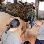 登り窯の火入れ作業も見学した＝丹波篠山市今田町上立杭