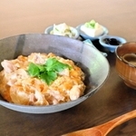「丹波の恵み」をコンセプトにした親子丼（旭や提供）