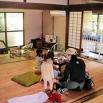 店内の託児兼キッズスペース。子どもいすやおもちゃはすべて譲り受けたもの＝丹波篠山市西谷