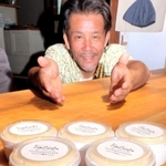 ベジタンバの新作ジェラート「つぶつぶ梅とミルク」と代表の中野貴史さん＝丹波市春日町野上野