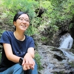 登山ガイドの中辻郁美さん。「マイホーム滝」という白龍の滝を背に＝丹波市春日町多利