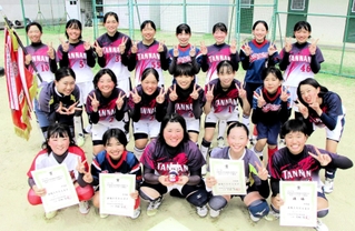 ダブルピースで優勝を喜ぶ丹南・篠山・篠山東・西紀の選手たち＝丹波篠山市宮田、西紀中学校