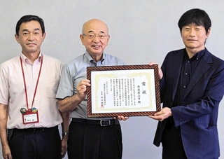 日本霊長類学会功労賞の表彰状を手にする酒井隆明市長（中央）ら＝丹波篠山市役所