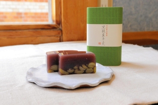 老舗和菓子店「梅角堂」が手がけた黒枝豆ようかん＝丹波篠山市立町