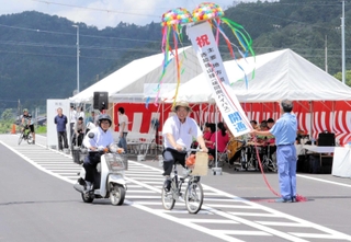 西脇篠山線の味間南バイパスが開通し、関係者による通り初めが行われた＝丹波篠山市