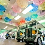７色のビニール傘が天井を覆うゴルフ場のカート置き場＝丹波篠山市遠方