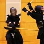延長戦を制し、剣道女子個人で優勝した丹南の宮川たまきさん（左）＝丹波市青垣町佐治、青垣住民センター