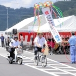 西脇篠山線の味間南バイパスが開通し、関係者による通り初めが行われた＝丹波篠山市