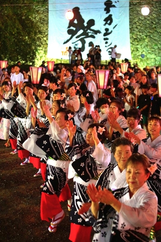 ４年ぶりの「総踊り」に熱が入る踊り手たち＝１６日夜、丹波篠山市北新町（撮影・秋山亮太）
