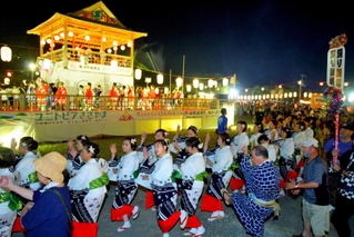４年ぶりの「総踊り」に熱が入る踊り手たち＝１６日夜、丹波篠山市北新町（撮影・秋山亮太）