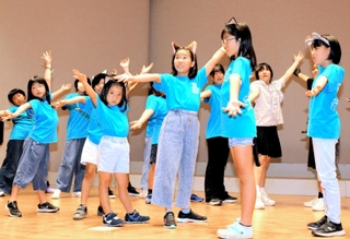 元気にミュージカルの練習に励む丹波市少年少女合唱団の団員ら＝ライフピアいちじま
