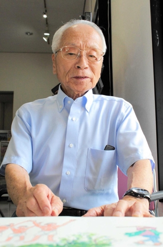 紙芝居を通し平和の大切さを伝える活動に取り組む臼井邦昭さん＝丹波市春日町黒井