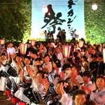 ４年ぶりの「総踊り」に熱が入る踊り手たち＝１６日夜、丹波篠山市北新町（撮影・秋山亮太）
