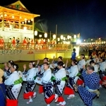 ４年ぶりの「総踊り」に熱が入る踊り手たち＝１６日夜、丹波篠山市北新町（撮影・秋山亮太）