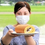 主要商品の丹波篠山黒豆ロール。ふわふわもちもちの生地に特産の黒豆が入っている＝丹波篠山市後川上