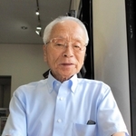 紙芝居を通し平和の大切さを伝える活動に取り組む臼井邦昭さん＝丹波市春日町黒井