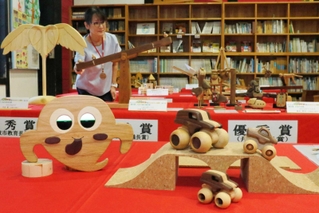 アイデアと技術が光る木製おもちゃ７３点が並ぶ展示会場＝丹波年輪の里