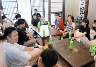 ７月にあった「里山暮らし」のツアーの様子。参加者と地元住民が交流した＝丹波篠山市川原