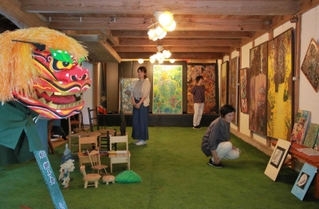 多彩なジャンルの美術作品が並ぶ展示会場＝丹波篠山市今田町木津