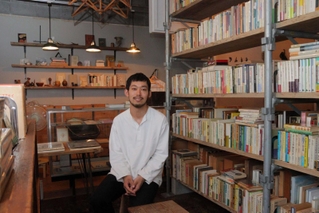 八上書林の店主石田行宏さん＝丹波篠山市郡家
