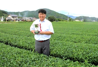 自社の茶園で、農水大臣賞２年連続受賞を喜ぶ「諏訪園」の酒井一行社長＝丹波篠山市味間奥