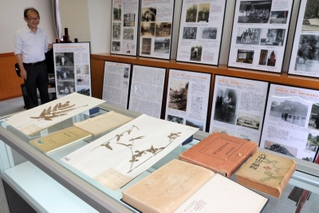牧野富太郎と丹波地域とのつながりを示す資料を展示する会場＝丹波市立中央図書館
