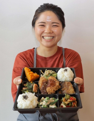 管理栄養士の資格を生かし、副菜たっぷりの弁当を販売する「健幸食堂」の谷南海さん＝あっとかいばら