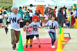 そろいのＴシャツに「Ｗｅ　Ｌｏｖｅ　前山」とデザインした参加者たち＝前山小学校