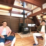 実家を改装し民泊施設「縁」を開く青木美子さん（左）。右は改装などを手がけた「さんたん」の森脇賢一さん＝丹波市春日町野村