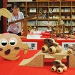 アイデアと技術が光る木製おもちゃ７３点が並ぶ展示会場＝丹波年輪の里
